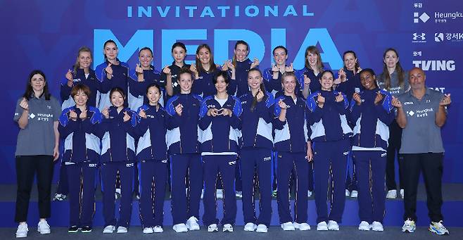 김연경이 16일 인천 삼산월드체육관에서 열린 'KYK 인비테이셔널 2025 미디어 데이'에서 김연경과 여자 배구 세계올스타 선수들이 기념 촬영하고 있다. 연합뉴스