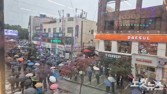 더불어민주당 이재명 대선 후보의 1유세를 보기 위해 모인 시민들. 심동훈 기자