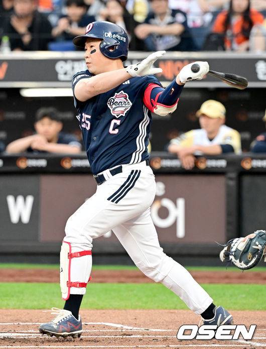 [OSEN=대전, 김성락 기자] 14일 대전 한화생명볼파크에서 ‘2025 신한 SOL Bank KBO리그’ 한화 이글스와 두산 베어스의 경기가 열렸다.이날 한화는 문동주, 두산은 잭로그를 선발로 내세웠다.1회초 무사 1, 3루 두산 양의지가 선취 1타점 적시타를 날리고 있다. 2025.05.14 / ksl0919@osen.co.kr