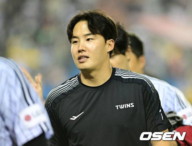 [OSEN=잠실, 최규한 기자] 프로야구&nbsp;LG 트윈스가 파죽의 6연승을 달리며 단독 1위를 지켰다.&nbsp;키움 히어로즈는 6연패에 빠졌다.&nbsp;&nbsp;LG는&nbsp;15일 서울 잠실구장에서 열린 2025 KBO리그 키움과 경기에서 6-2로 승리했다. 오지환이 선제 결승 투런포를 터뜨렸고, 박동원은 8회 쐐기 솔로 홈런을 쏘아올렸다. LG 선발투수 임찬규는 7이닝 동안 4피안타 1볼넷 1사구 6탈삼진 1실점으로 호투했다. 시즌 7승째를 거두며 다승 공동 2위가 됐다.&nbsp;경기를 마치고 승리투수 LG 임찬규가 인사를 나누고 있다. 2025.05.15 / dreamer@osen.co.kr