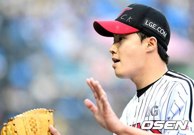 [OSEN=잠실, 최규한 기자] 15일 서울 잠실야구장에서 ‘2025 신한 SOL Bank KBO리그’ LG 트윈스와 키움 히어로즈의 경기가 열렸다.이날 홈팀 LG는 임찬규, 방문팀 키움은 하영민을 선발투수로 내세웠다.2회초 키움 공격을 삼자범퇴로 막아낸 LG 선발 임찬규가 더그아웃으로 향하며 동료들과 인사를 나누고 있다. 2025..05.15 / dreamer@osen.co.kr