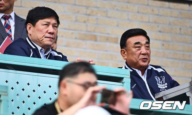[OSEN=울산, 이석우 기자] 29일 울산 문수야구장에서 2024 울산-KBO Fall League 롯데 자이언츠와 NC 다이노스의 결승 경기가 열렸다. 롯데 자이언츠는 현도훈이 선발 출전하고 NC 다이노스는 이용준이 선발 출전했다. 허구연 KBO 총재와 김두겸 울산시장이 2024 울산-KBO Fall League 롯데 자이언츠와 NC 다이노스의 결승 경기를 찾아 얘기하고 있다. 2024.10.29 / foto0307@osen.co.kr