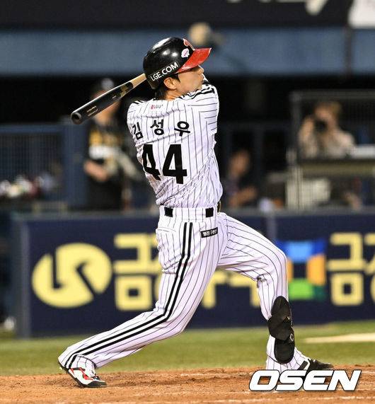 [OSEN=잠실, 이대선 기자] 14일 오후 서울 잠실야구장에서 2025 신한 SOL Bank KBO리그 LG 트윈스와 키움 히어로즈의 경기가 열렸다.LG는 송승기, 키움은 로젠버그를 선발 투수로 내세웠다.7회말 1사 3루에서 LG 김성우가 우전 적시타를 치고 있다. 2025.05.14 /sunday@osen.co.kr