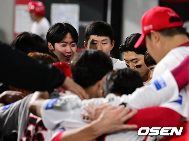 [OSEN=광주, 김성락 기자] 15일 오후 광주 북구 기아챔피언스필드에서 ‘2025 신한 SOL Bank KBO리그’ KIA 타이거즈와 롯데 자이언츠의 경기가 열렸다.KIA는 선발투수로 올러, 롯데는 나균안을 내세웠다.7회말 KIA 선두타자 김도영이 솔로 홈런을 날린 뒤 더그아웃에서 동료 선수들과 기쁨을 나누고 있다. 2025.05.15 / ksl0919@osen.co.kr