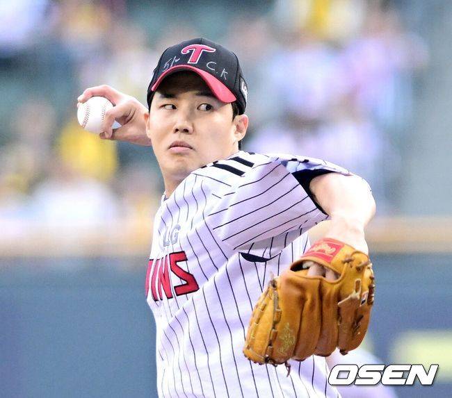 [OSEN=잠실, 최규한 기자] 15일 서울 잠실야구장에서 ‘2025 신한 SOL Bank KBO리그’ LG 트윈스와 키움 히어로즈의 경기가 열렸다.이날 홈팀 LG는 임찬규, 방문팀 키움은 하영민을 선발투수로 내세웠다.1회초 LG 선발 임찬규가 힘차게 공을 뿌리고 있다. 2025..05.15 / dreamer@osen.co.kr