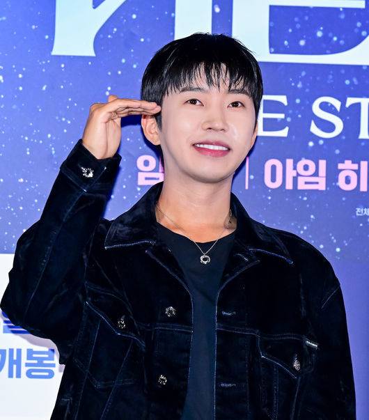 [OSEN=지형준 기자] 22일 오후 서울 CGV 용산 아이파크몰에서 영화 '임영웅 아임 히어로 더 스타디움' 언론시사회 및 무대인사가 열렸다.‘임영웅│아임&nbsp;히어로&nbsp;더&nbsp;스타디움’은&nbsp;지난&nbsp;5월&nbsp;약&nbsp;10만&nbsp;명의&nbsp;영웅시대와&nbsp;서울월드컵경기장을&nbsp;하늘빛으로&nbsp;가득&nbsp;채운&nbsp;임영웅의&nbsp;첫&nbsp;스타디움&nbsp;입성기를&nbsp;다룬&nbsp;영화로,&nbsp;공연&nbsp;실황과&nbsp;함께&nbsp;비하인드가&nbsp;그려진다.임영웅이 포토타임을 하고 있다. 2024.08.22 / jpnews@osen.co.kr