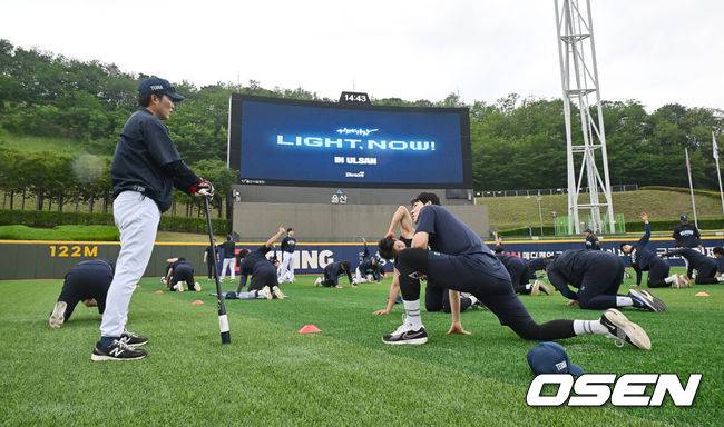 [OSEN=울산, 이석우 기자] 16일 울산 문수야구장에서 2025 신한 SOL 뱅크 KBO 리그 NC 다이노스와 키움 히어로즈의 경기가 열린다. 홈팀 NC는 최성영이, 방문팀 키움은 김선기가 선발로 출전한다.NC 다이노스 선수들이 대체 홈구장인 울산 문수야구장에 도착해 몸을 풀고 있다. 2025.05.16 / foto0307@osen.co.kr