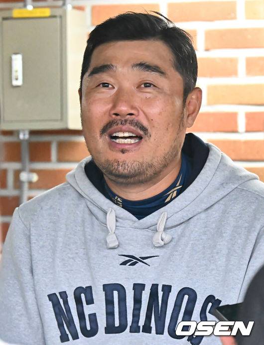 [OSEN=울산, 이석우 기자] 16일 울산 문수야구장에서 2025 신한 SOL 뱅크 KBO 리그 NC 다이노스와 키움 히어로즈의 경기가 열린다. 홈팀 NC는 최성영이, 방문팀 키움은 김선기가 선발로 출전한다.NC 다이노스 이호준 감독이 기자들과 인터뷰를 하고 있다. 2025.05.16 / foto0307@osen.co.kr