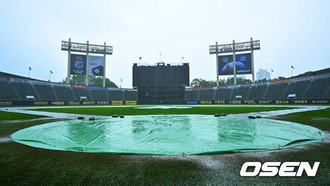 [OSEN=잠실, 민경훈 기자] 16일 서울 잠실야구장에서 ‘2025 신한 SOL Bank KBO리그’ LG 트윈스와 키움 히어로즈의 경기가 열릴 예정인 가운데 그라운드에 비가 내리고 있다.이날 LG는 손주영, KT는 쿠에바스를 선발투수로 내세운다.잠실구장에 비가 내리고 있다. 2025.05.16 / rumi@osen.co.kr