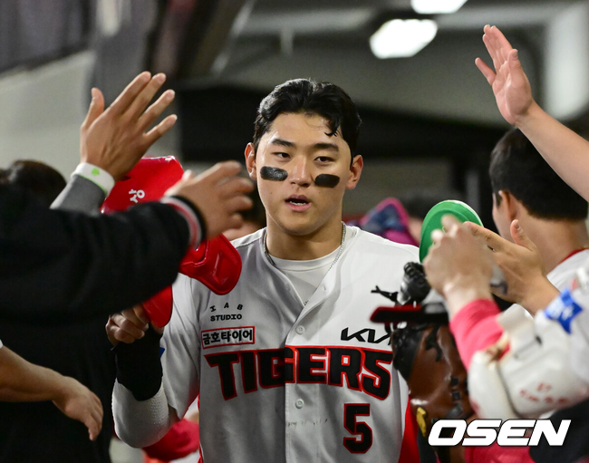 [OSEN=광주, 김성락 기자] 15일 오후 광주 북구 기아챔피언스필드에서 ‘2025 신한 SOL Bank KBO리그’ KIA 타이거즈와 롯데 자이언츠의 경기가 열렸다.KIA는 선발투수로 올러, 롯데는 나균안을 내세웠다.3회말 무사 만루 KIA 김선빈의 2타점 적시타 때 2루주자 김도영이 득점을 올린 뒤 더그아웃에서 동료 선수들과 기쁨을 나누고 있다. 2025.05.15 / ksl0919@osen.co.kr