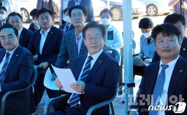 ▲이재명 더불어민주당 당 대표가 30일 오후 전남 신안군 지도읍에 위치한 태양광발전소를 찾아 현장 관계자의 설명을 듣고 있다.2022.9.30ⓒ더불어민주당 전남도당