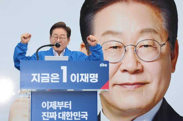 ▲더불어민주당 이재명 대선후보가 16일 전북 익산시 익산역 동부광장에서 열린 유세에서 지지를 호소하는 연설을 하고 있다. ⓒ연합뉴스