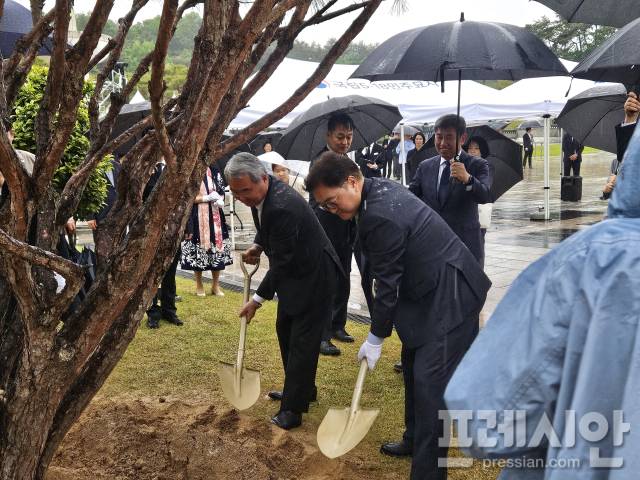 ▲16일 우원식 국회의장이 광주 북구 운정동 국립 5·18민주묘지에서 기념식수를 위해 삽으로 흙을 붓고 있다.2025.05.16ⓒ프레시안(김보현)
