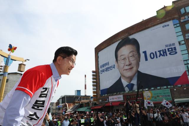 ▲국민의힘 김문수 대선 후보가 14일 경남 밀양시 밀양관아앞에서 유세하기 위해 차에 오르고 있다. ⓒ연합뉴스