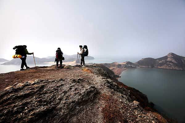 덕물산 정상 직전의 위성봉. 정상보다 이곳의 경치가 더 시원하다. 오른쪽 산이 연평산.