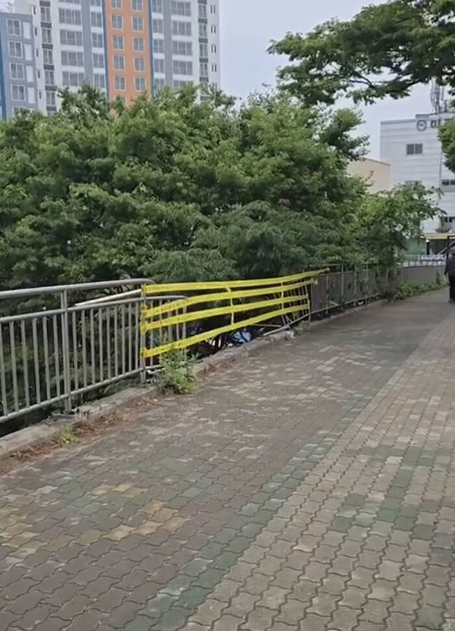 차 사고로 파손된 난간