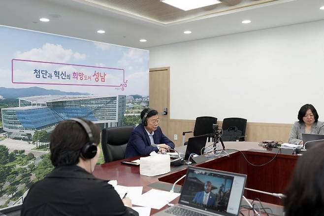 신상진 성남시장(가운데)이 14일 오전 미국 노스캐롤라이나주 하이포인트의 시릴 제퍼슨 시장과 화상회의를 하고 있다. 성남시 제공