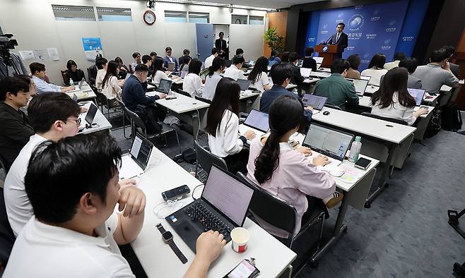 이세훈 금융감독원 수석부원장이 15일 서울 여의도 금융감독원에서 전 금융권 성과보수체계와 보험사의 지급여력비율 및 금융회사의 해외 부동산 대체투자와 킥스 도입 관련 대응 경과 및 향후 감독 방안에 대해 브리핑하고 있다. 뉴스1
