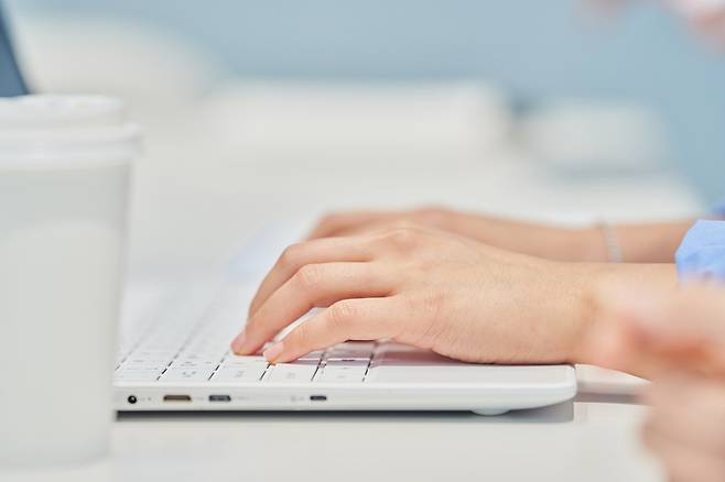 사무실에서 업무 중인 한 직장인의 모습. Z세대 직장인들은 ‘일한 만큼 보상받는’ 직무 중심 보상 체계를 선호하는 경향이 강하다. 게티이미지뱅크