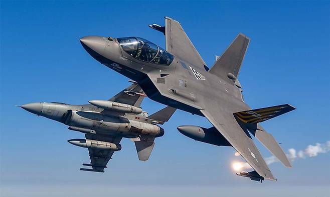 KF-21 전투기(오른쪽)가 KF-16 전투기와 함께 비행하고 있다. 세계일보 자료사진