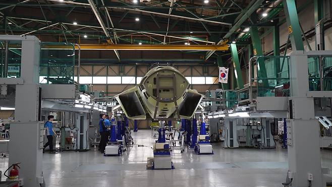 경남 사천 한국항공우주산업(KAI) 고정익동에서 KF-21 양산기가 조립되고 있다. KAI 제공