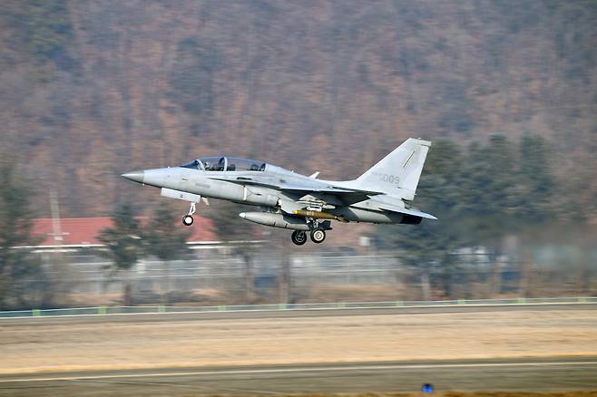 MK-82 폭탄을 장착한 FA-50 경공격기가 활주로를 박차고 이륙하고 있다. 세계일보 자료사진