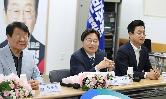 염홍철 전 대전시장과 권선택 전 대전시장, 허태정 전 대전시장이 16일 더불어민주당 대전시당에서 열린 기자회견에서 이재명 후보 선대위 합류에 대해 발언하고 있다. 민주당 대전시당 제공