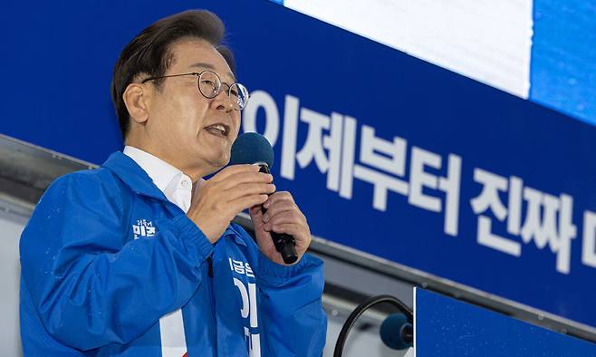 이재명 더불어민주당 대통령 후보가 16일 오후 전북 전읍시 정읍역 광장에서 시민들에게 지지를 호소하고 있다. 뉴스1