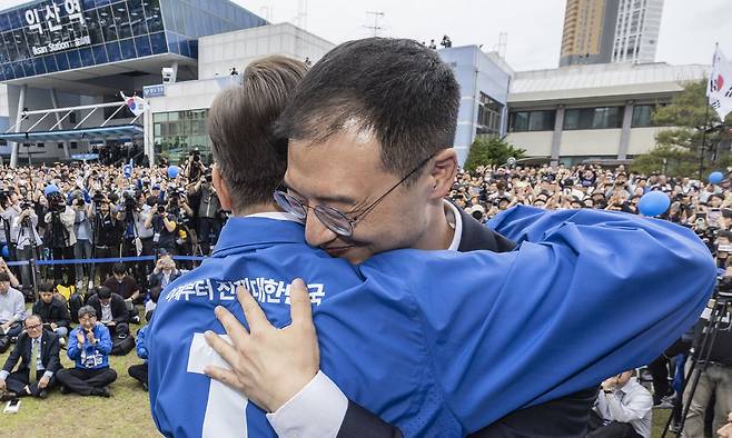 이재명 더불어민주당 대통령 후보가 16일 오전 전북 익산시 익산역 동부광장에서 무소속 김상욱 의원을 만나고 있다. 공동취재