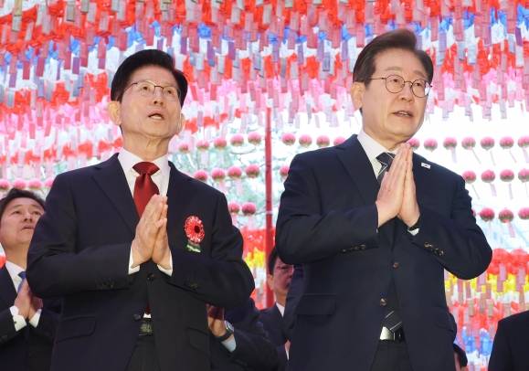 이재명 더불어민주당 대선 후보와 김문수 국민의힘 대선 후보가 5일 서울 종로구 조계사에서 열린 부처님오신날 봉축법요식에서 합장하고 있다. (대통령실통신사진기자단) 2025.05.05. 뉴시스