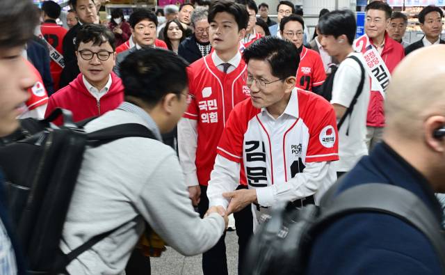 김문수 국민의힘 대통령 후보가 15일 오전 서울 구로구 신도림역에서 출근길 시민들과 인사를 나누고 있다. 성형주 기자