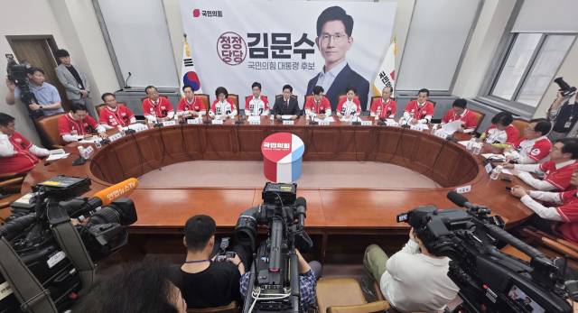 김문수 국민의힘 대선 후보가 15일 오전 서울 국회 본관에서 열린 '중앙선대위 회의 및 중앙선대위 임명장수여식'에 참석해 발언하고 있다. 성형주 기자