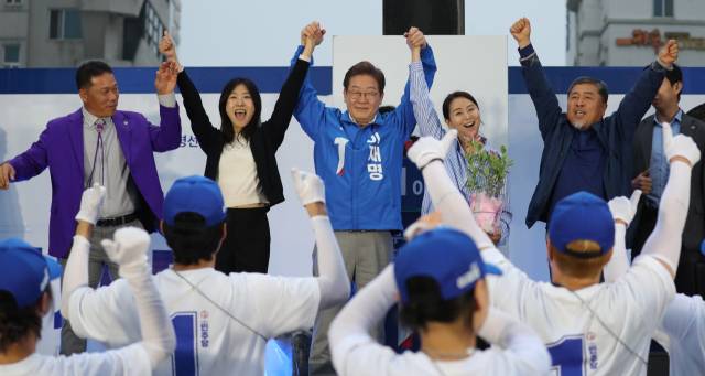 이재명 더불어민주당 대선 후보가 15일 전남 목포시 평화광장에서 지지를 호소하고 있다. 목포=오승현 기자