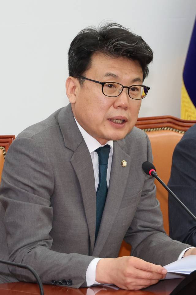 진성준 더불어민주당 정책위의장이 29일 서울 여의도 국회에서 열린 원내대책회의에서 발언하고 있다. 연합뉴스