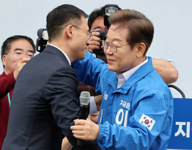 이재명 더불어민주당 대선 후보와 김상욱 무소속 의원이 16일 전북 익산시 익산역 동부광장에서 지지를 호소하고 있다. 김 의원은 국민의힘을 탈당하고, 이 후보 지지를 공식 선언했었다. 익산=오승현 기자 2025.05.16