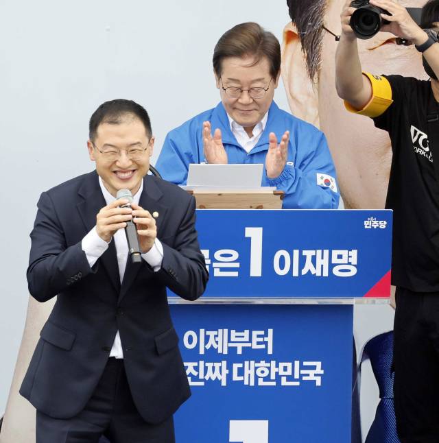 국민의힘을 탈당한 김상욱(왼쪽) 무소속 의원이 16일 전북 익산시 익산역 동부광장에서 열린 이재명 더불어민주당 대선 후보의 지지를 호소하고 있다. 익산=오승현 기자 2025.05.16