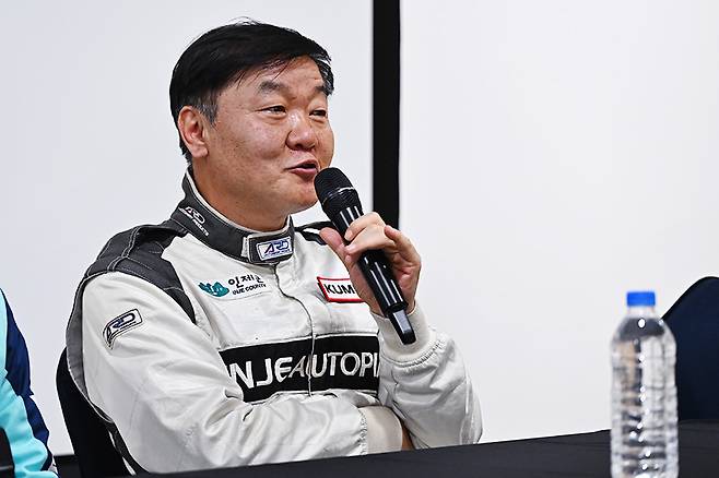 질문에 답하는 김정수 단장. 사진: 김학수 기자