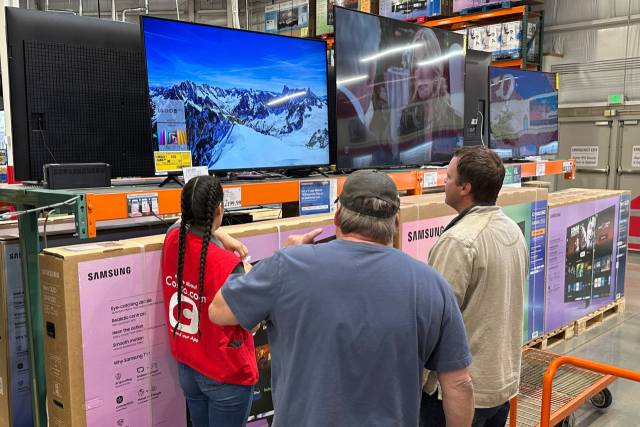 미국 콜로라도주 셰리던의 코스크코 매장에서 소비자들이 텔레비전을 살펴보고 있다. AP연합뉴스
