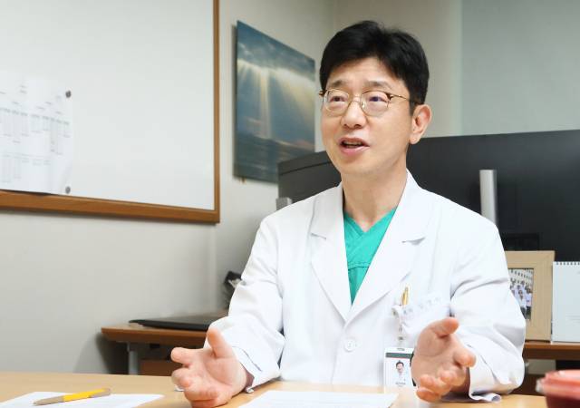 김영학 서울아산병원 심장내과 교수가 조기 LDL-C 조절의 중요성에 대해 설명하고 있다. 사진 제공=서울아산병원