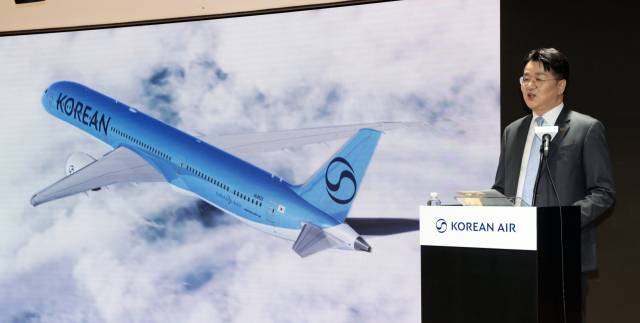 조원태 한진그룹 회장이 3월 11일 서울 강서구 본사 격납고에서 열린 ‘라이징 나이트’ 행사에서 대한항공의 새로운 CI를 발표하고 있다. 사진제공=대한항공
