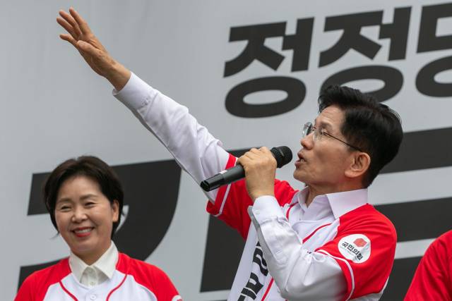 김문수 국민의힘 대선 후보가 16일 오후 충남 천안 신세계백화점 천안아산점 앞 광장에서 유권자들에게 지지를 호소하고 있다. 천안=성형주 기자