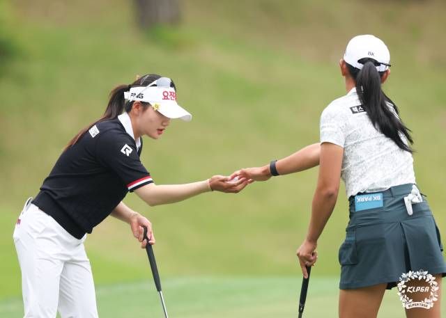 맞대결을 하고 있는 노승희(왼쪽)와 박보겸. 사진 제공=KLPGA
