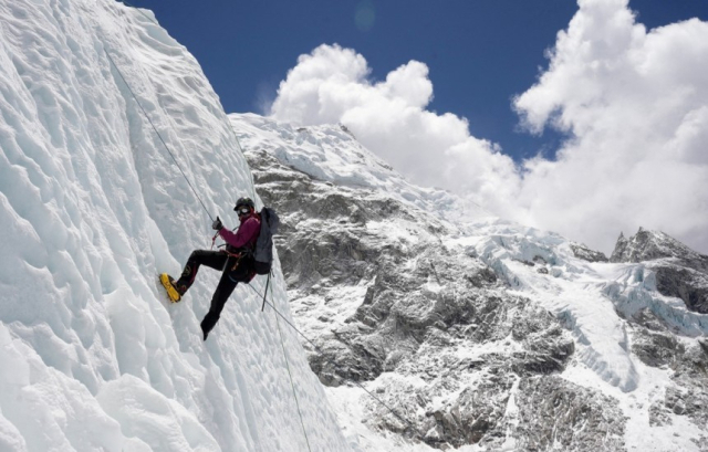 한 산악인이 에베레스트를 오르고 있다. 로이터 연합뉴스