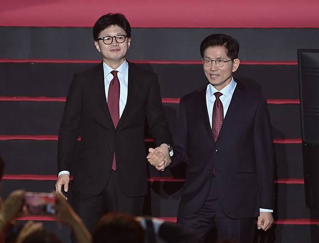 국민의힘 김문수(오른쪽)·한동훈 대선 경선 후보가 5월3일 경기 일산 킨텍스에서 열린 제5차 전당대회에서 기념촬영을 마친 뒤 무대를 내려오고 있다. ⓒ국회사진취재단
