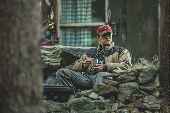 넷플릭스 ‘광장’은 비정한 현실과 섬세한 심리 묘사, 입체적인 캐릭터로 주목 받은 ‘누아르 명작’인 만큼, 화려한 캐스팅과 거대 자본이 투입된 OTT 제작 시스템을 통해 어떻게 재탄생할지도 관심을 끈다. 사진제공 | 넷플릭스