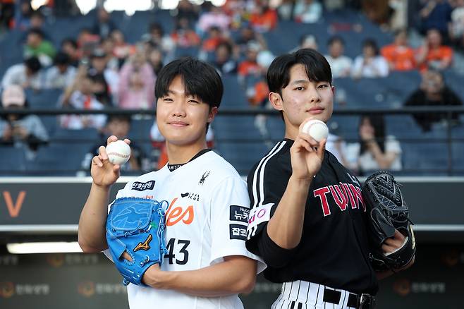 한화 정우주(왼쪽)와 LG 김영우가 지난달 30일 대전 한화생명 볼파크에서 스포츠경향 창간 20주년 인터뷰를 하며 포즈를 취하고 있다. 대전|정지윤 선임기자