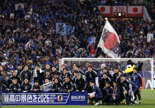 일본 축구대표팀 선수들이 지난 3월 바레인을 꺾고 2026 북중미월드컵 본선행을 세계에서 가장 먼저 확정한 뒤 홈팬 앞에서 기념식을 하고 있다. EPA연합뉴스