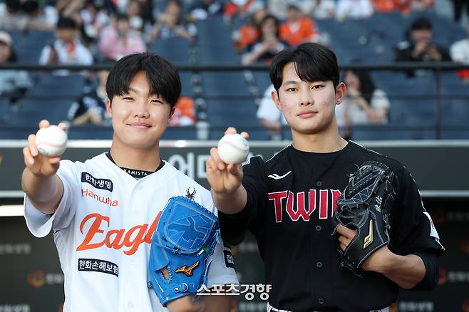 한화 정우주(왼쪽)와 LG  김영우가 지난달 30일 대전 한화생명 볼파크에서 스포츠경향과 인터뷰에 앞서 포즈를 취하고 있다. 대전|정지윤 선임기자