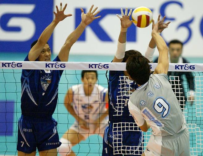 V리그 출범 첫 경기가 열린 2005년 2월20일 현대캐피탈 후인정이 삼성화재 블로커들에 맞서 스파이크를 때리고 있다. 한국배구연맹(KOVO) 제공