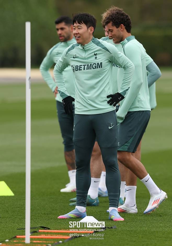 ▲ 손흥민 없는 토트넘에 걱정이 앞섰으나 빈자리를 잘 채웠다. 2015년 여름 토트넘과 인연을 맺은 손흥민에게도 무관 탈출의 희망을 이어가게 된 의미 있는 승리였다. 현장에 없었지만, 토트넘 동료들은 서로 안아주며 좋아했다. 그만큼 살얼음 승부였다. 4강에 오르면서 우승 가능성을 한껏 키운 토트넘은 이제 노르웨이의 보되글림트와 결승 진출을 두고 맞붙는다.